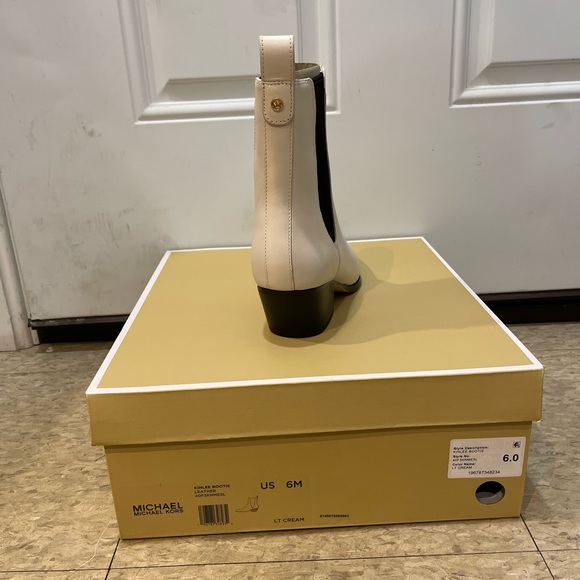 MICHAEL MICHAEL KORS
Women's Kinlee Leather Pull-On Chelsea Booties size 6 - Picture 3 of 3